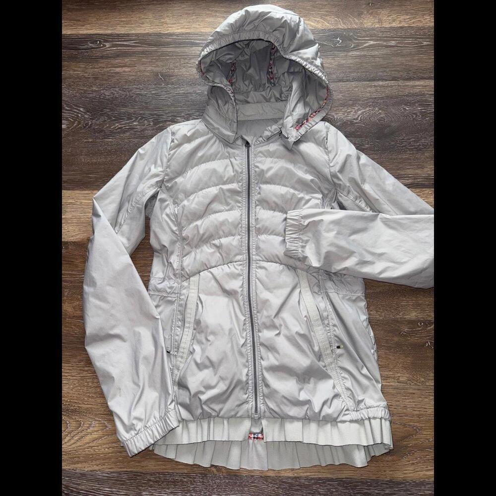 Lululemon Spring Fling Puffy Windbreaker Silver Spoon Size 6